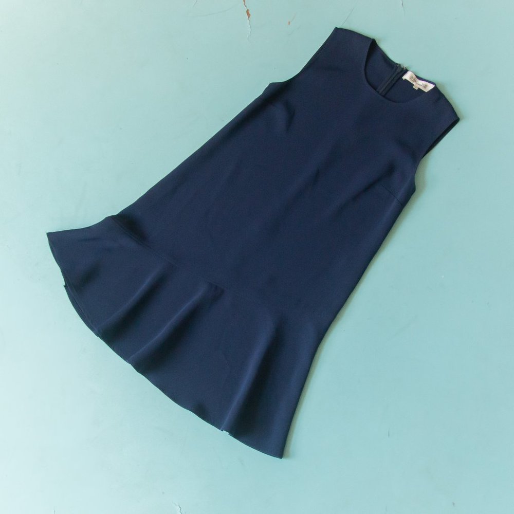 LIKE NEW Diane Von Furstenberg Alyson Navy Blue Sleeveless Flounce Dress Sz 2 - Picture 2 of 9